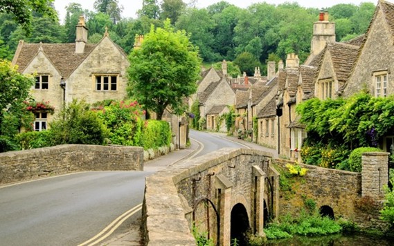 A talk by ROBIN SHUCKBURGH about the Cotswolds, 
their future and who is responsible
